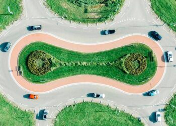 Decoding the future: unravelling the intricacies of Hybrid Cloud Mesh versus service mesh 