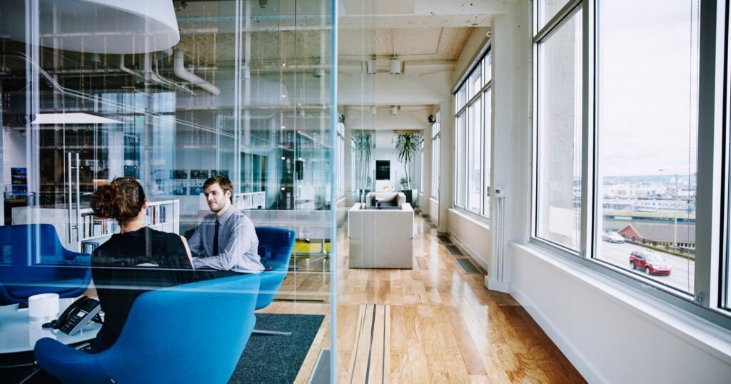 CR G 262426 Businessman and businesswoman.blog lead space 40x21 1