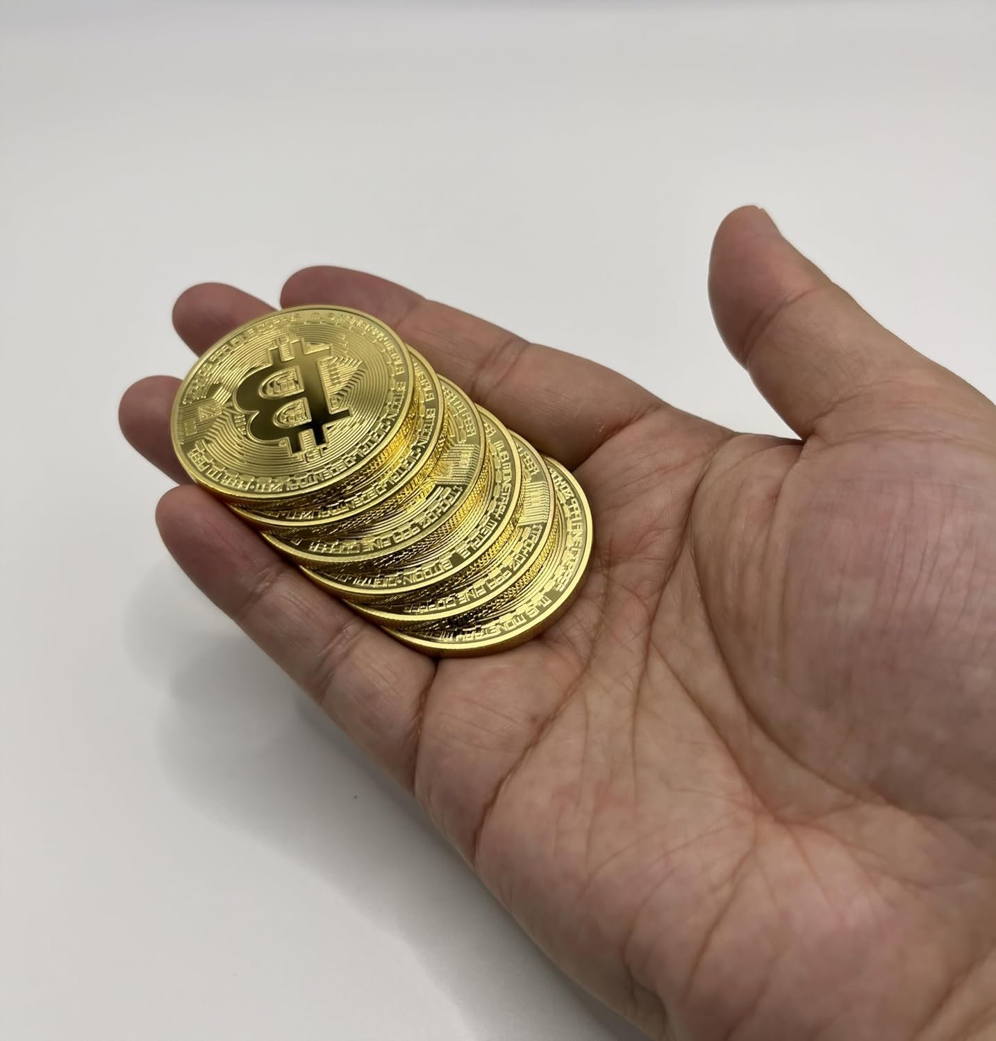 6PCS Gold Plated Bitcoin Coins - 40mm Diameter, 3mm Thickness Commemorative Physical BTC Cryptocurrency Collectible with Clear Protective Case, for Blockchain Enthusiasts 4 6PCS Gold Plated Bitcoin Coins - 40mm Diameter, 3mm Thickness Commemorative Physical BTC Cryptocurrency Collectible with Clear Protective Case, for Blockchain Enthusiasts - Image 4