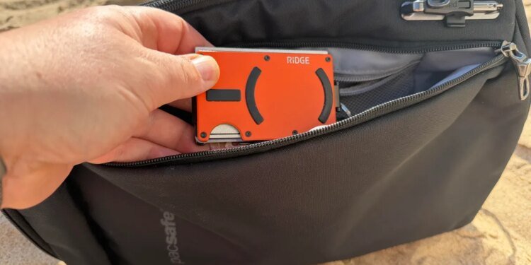 I was skeptical of this minimalist wallet, but this genius feature sold me