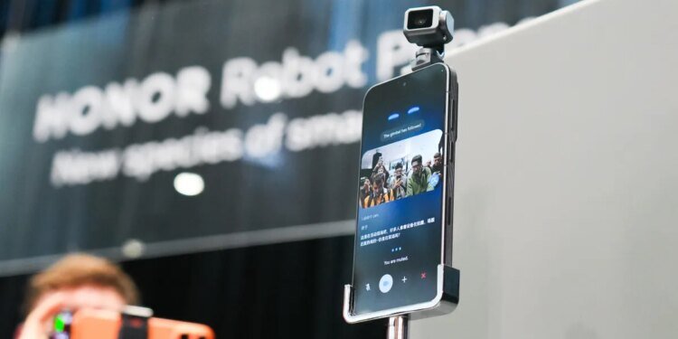 This gimbal-stabilized camera phone is the most bizarre thing I’ve seen at MWC so far This gimbal-stabilized camera phone is the most bizarre thing I’ve seen at MWC so far
