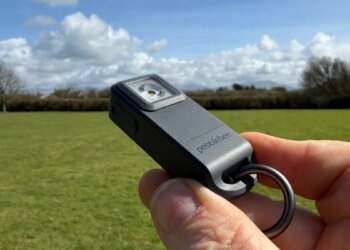 This AirTag alternative with a 130dB siren and strobe light has my name written all over it